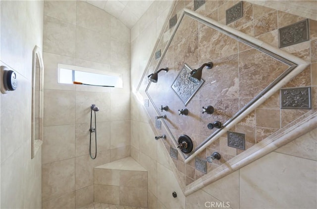bathroom featuring a tile shower