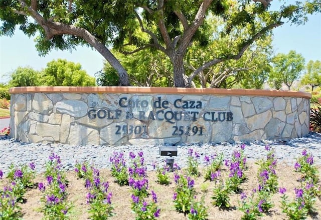 view of community / neighborhood sign