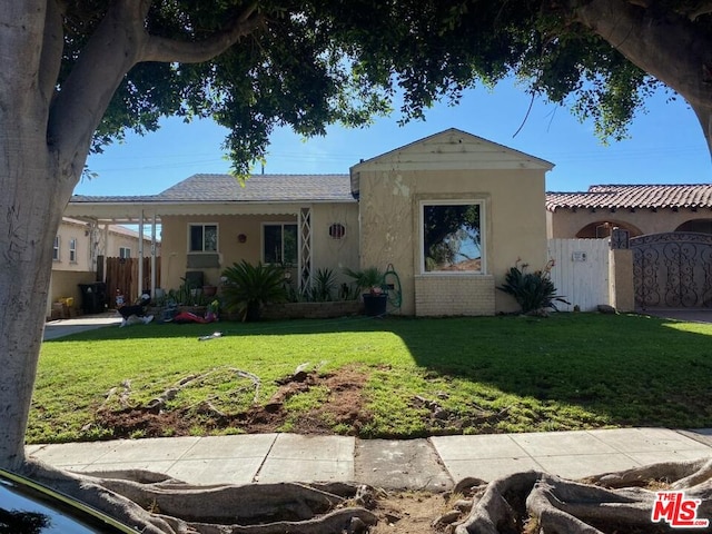 view of front of home featuring a front yard