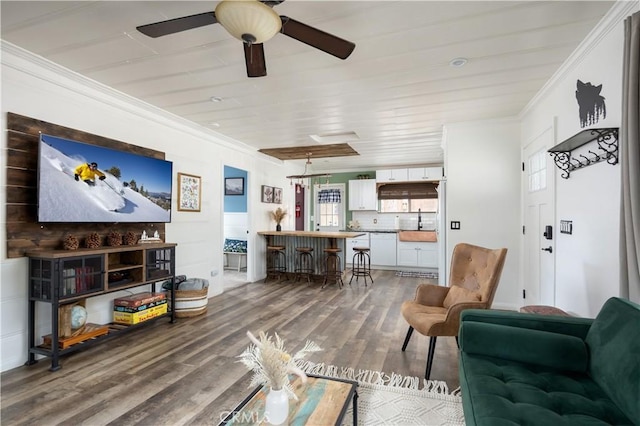 living room with ceiling fan, ornamental molding, and hardwood / wood-style floors