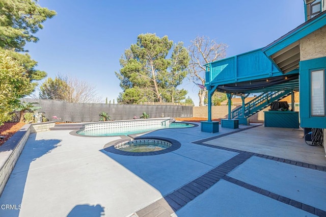 view of swimming pool with an in ground hot tub and a patio area