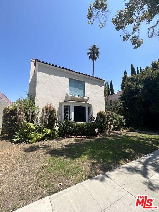 view of front of home featuring a front yard