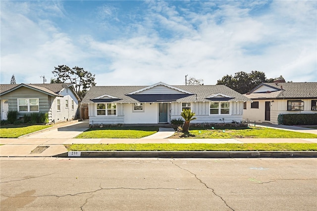 single story home with a front yard