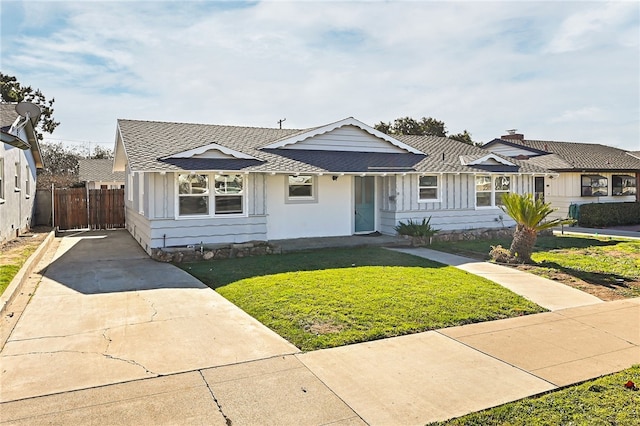 single story home featuring a front yard