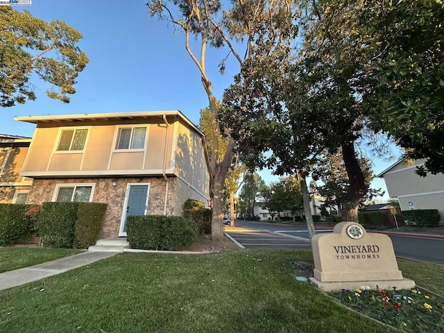 view of front facade featuring a front lawn