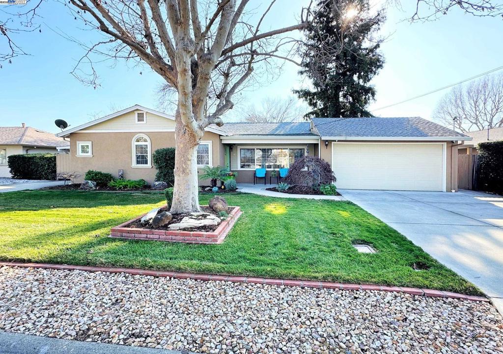 ranch-style home featuring a front yard and a garage