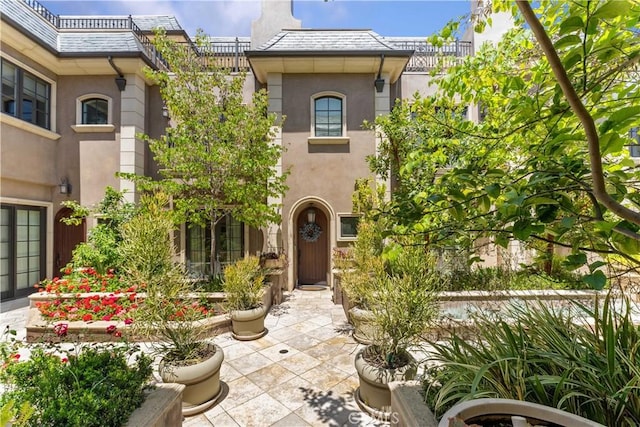 view of front of property featuring a patio area