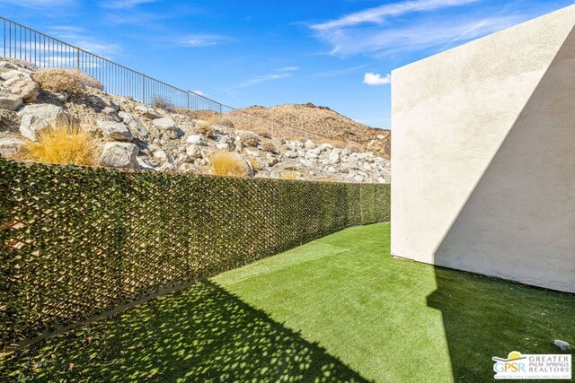 view of yard with a mountain view