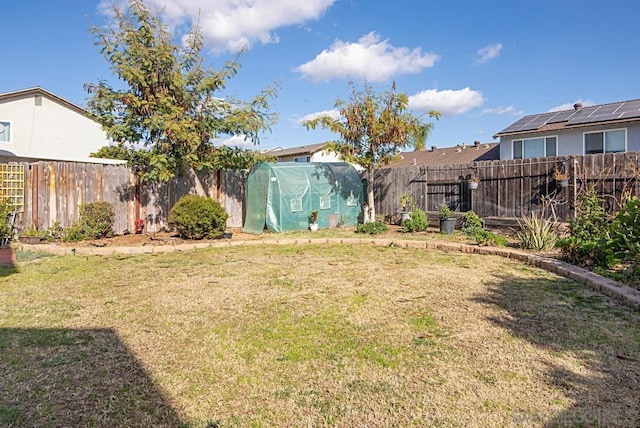 view of yard featuring an outdoor structure