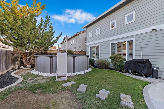 view of yard featuring a pool