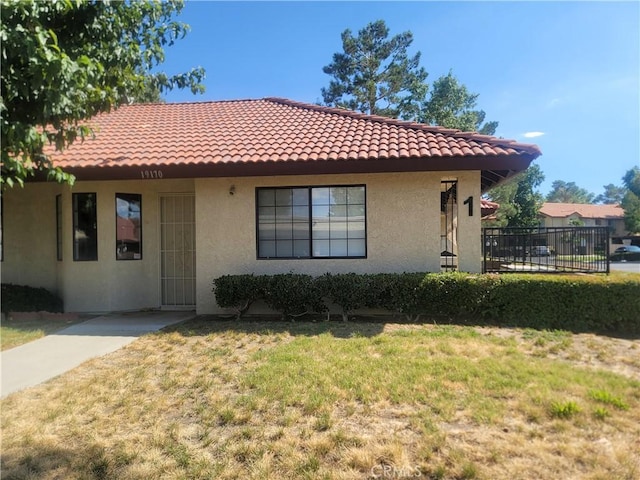 view of front facade featuring a front yard