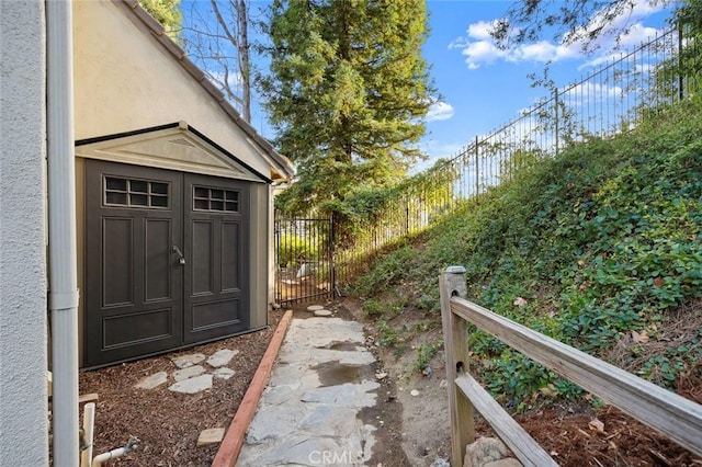 view of yard featuring a storage shed