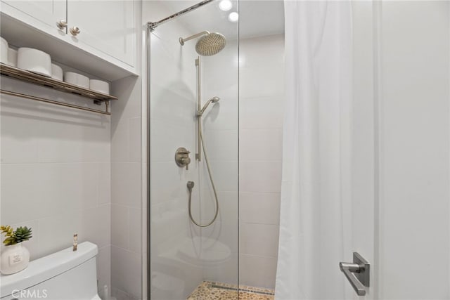 bathroom featuring a shower with curtain and toilet