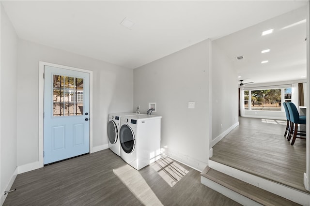 laundry area featuring ceiling fan, dark wood-type flooring, and independent washer and dryer