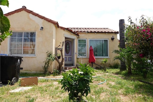 view of front of property featuring a front lawn