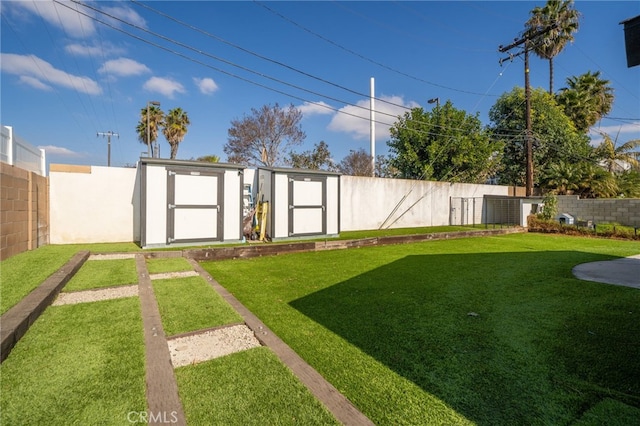 view of yard featuring a storage shed