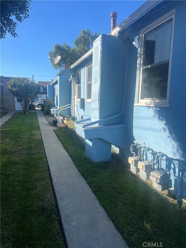 view of side of property featuring a lawn