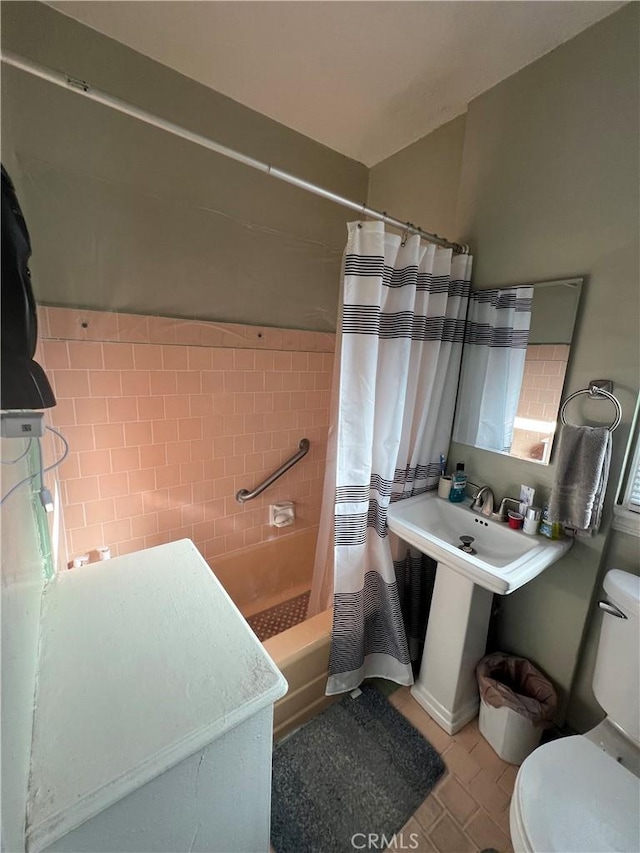 bathroom with shower / bath combination with curtain, tile patterned floors, and toilet