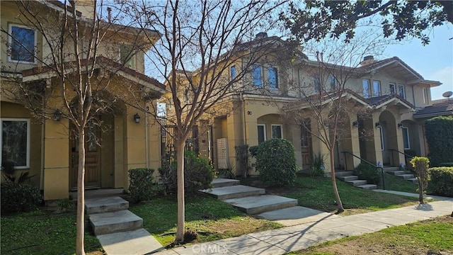 view of front of home featuring a front yard