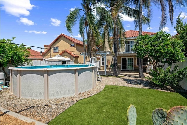 view of swimming pool featuring a yard