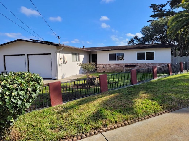 single story home with a front lawn