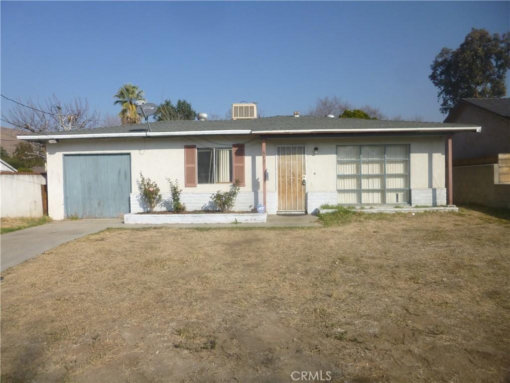 single story home with a front lawn