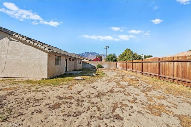 view of yard with a mountain view