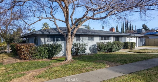 view of front of home featuring a front yard