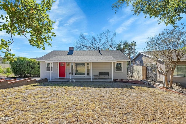 view of front of property featuring a front lawn