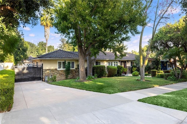 view of front of property with a front yard