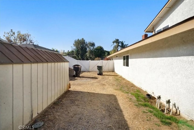 view of yard featuring a storage shed