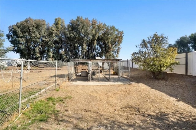 view of yard featuring an outbuilding