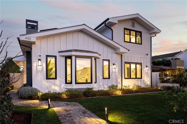 view of front of house featuring a yard