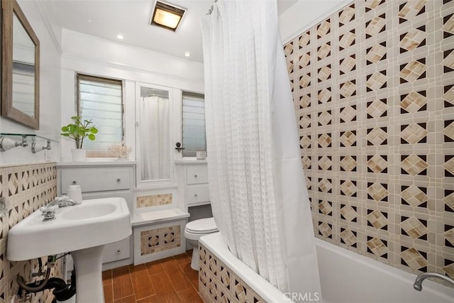 bathroom featuring toilet and shower / bath combo with shower curtain