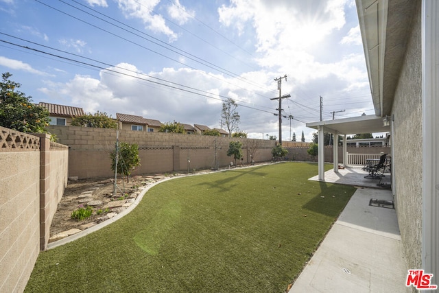 view of yard featuring a patio area