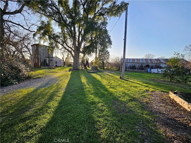 view of yard with an outdoor structure