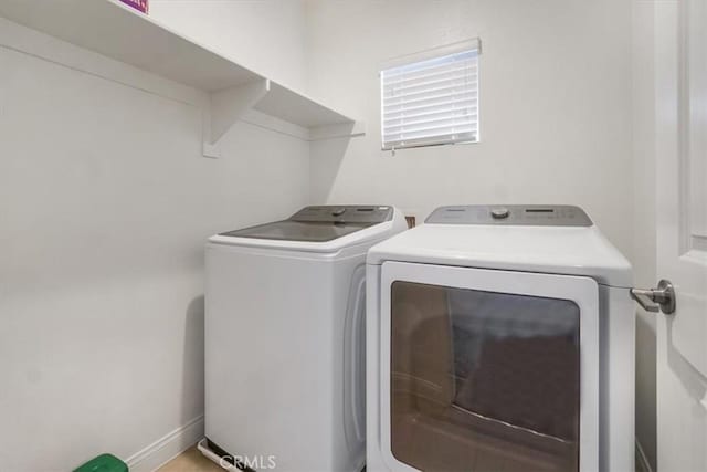 washroom featuring washing machine and clothes dryer