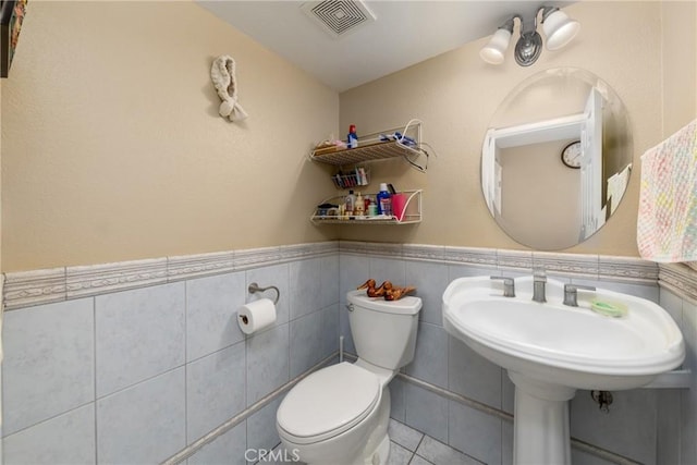 405 W Mountain View Ave Unit 11, La Habra, CA 90631 - bathroom with visible vents, toilet, tile walls, wainscoting, and tile patterned flooring