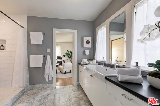 bathroom featuring a shower with shower curtain and vanity