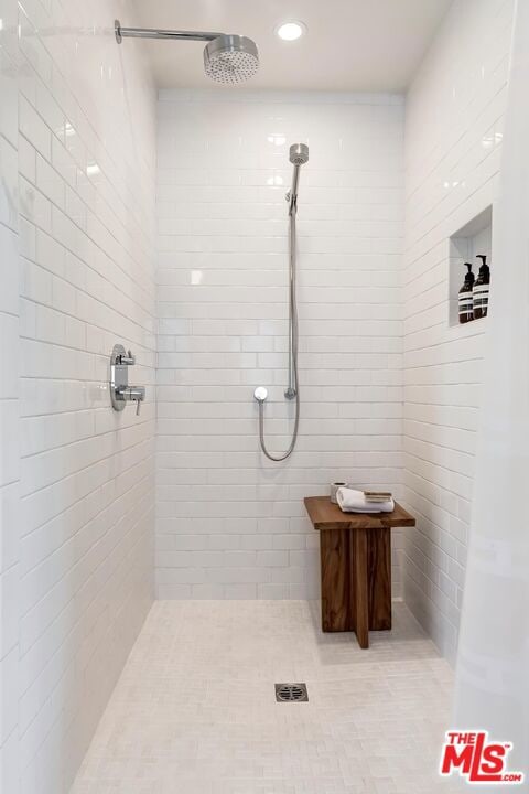 bathroom featuring tiled shower