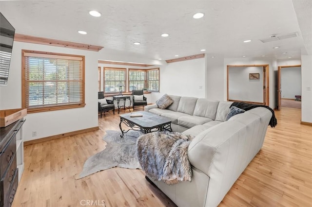 living area featuring light wood finished floors, recessed lighting, and baseboards
