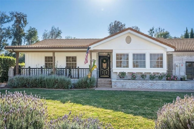 ranch-style house featuring a front yard