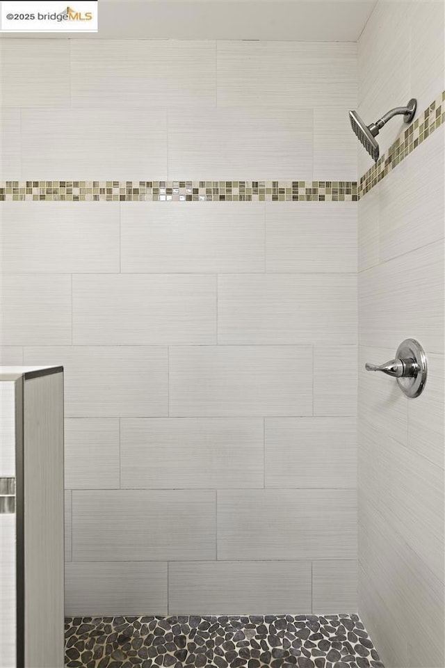 bathroom featuring a tile shower