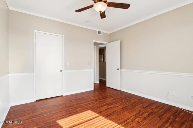 spare room featuring ceiling fan, ornamental molding, and dark hardwood / wood-style floors