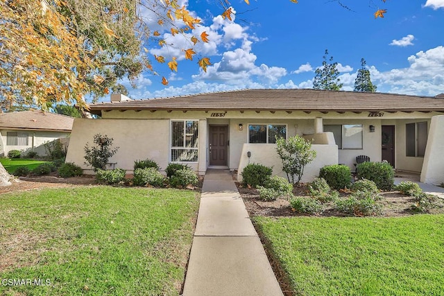 view of front of property featuring a front yard