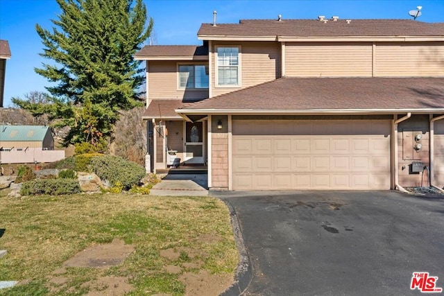 view of front of home featuring a front lawn and a garage