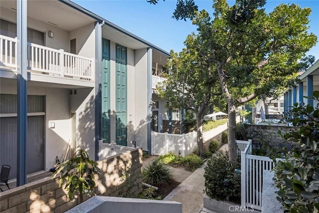 338 N Clybourn Ave, Burbank, CA 91505 - view of property exterior with stucco siding and a balcony