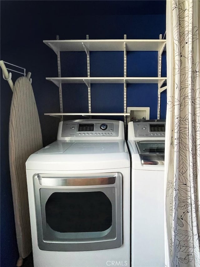338 N Clybourn Ave, Burbank, CA 91505 - laundry room with washer and dryer