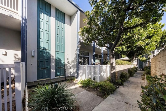 338 N Clybourn Ave, Burbank, CA 91505 - view of property exterior with stucco siding