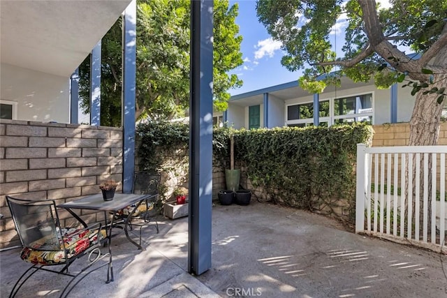 338 N Clybourn Ave, Burbank, CA 91505 - view of patio / terrace with outdoor dining area